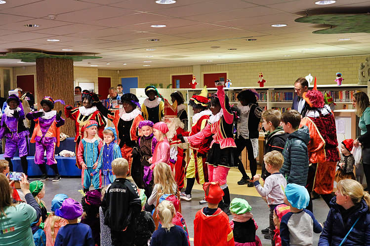 Aankomst van de Sint en zijn Zwarte Pieten in Waarder_067